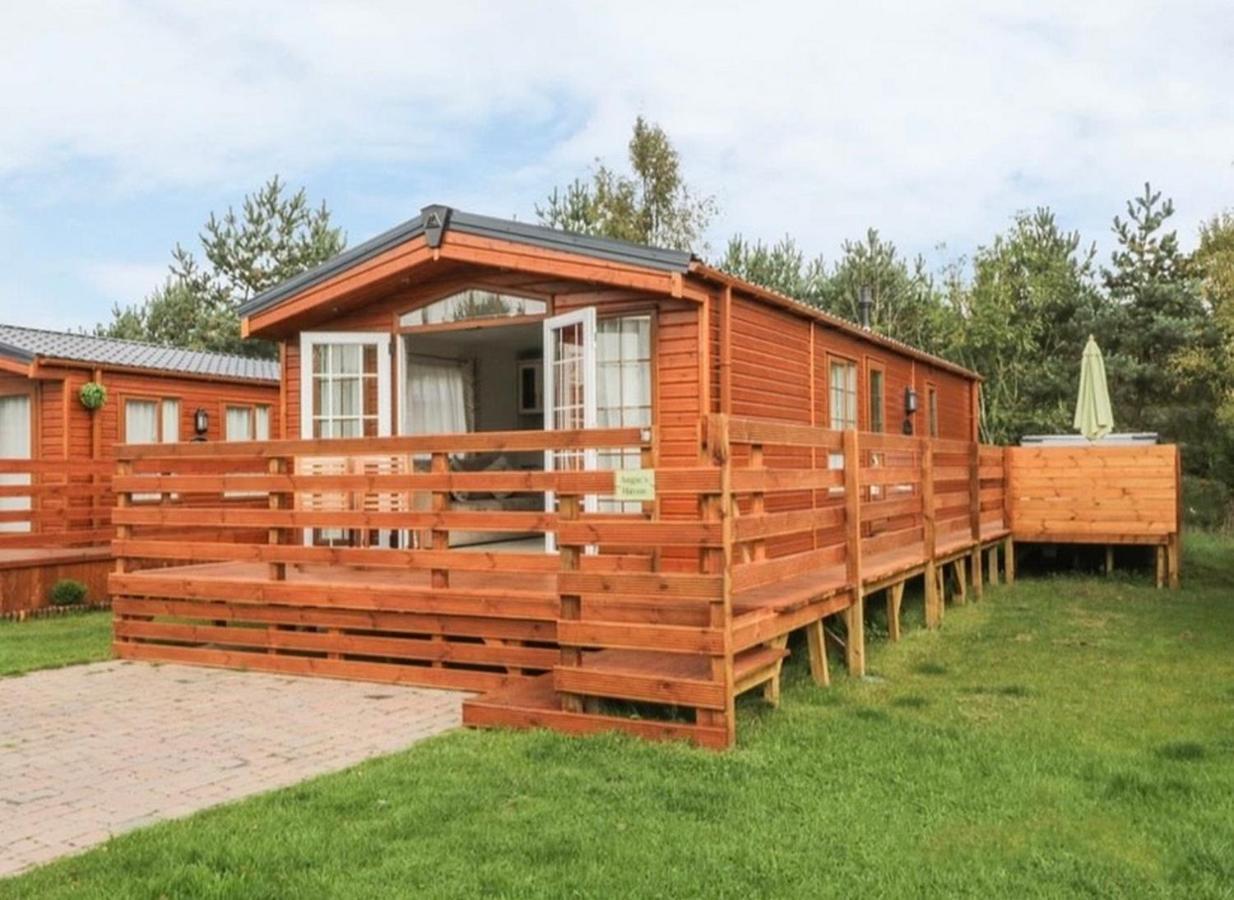 Angie'S Haven, Superb 2 Bedroom Lodge With Hot Tub - Sleeps 6 - Felmoor Park Morpeth Exterior photo