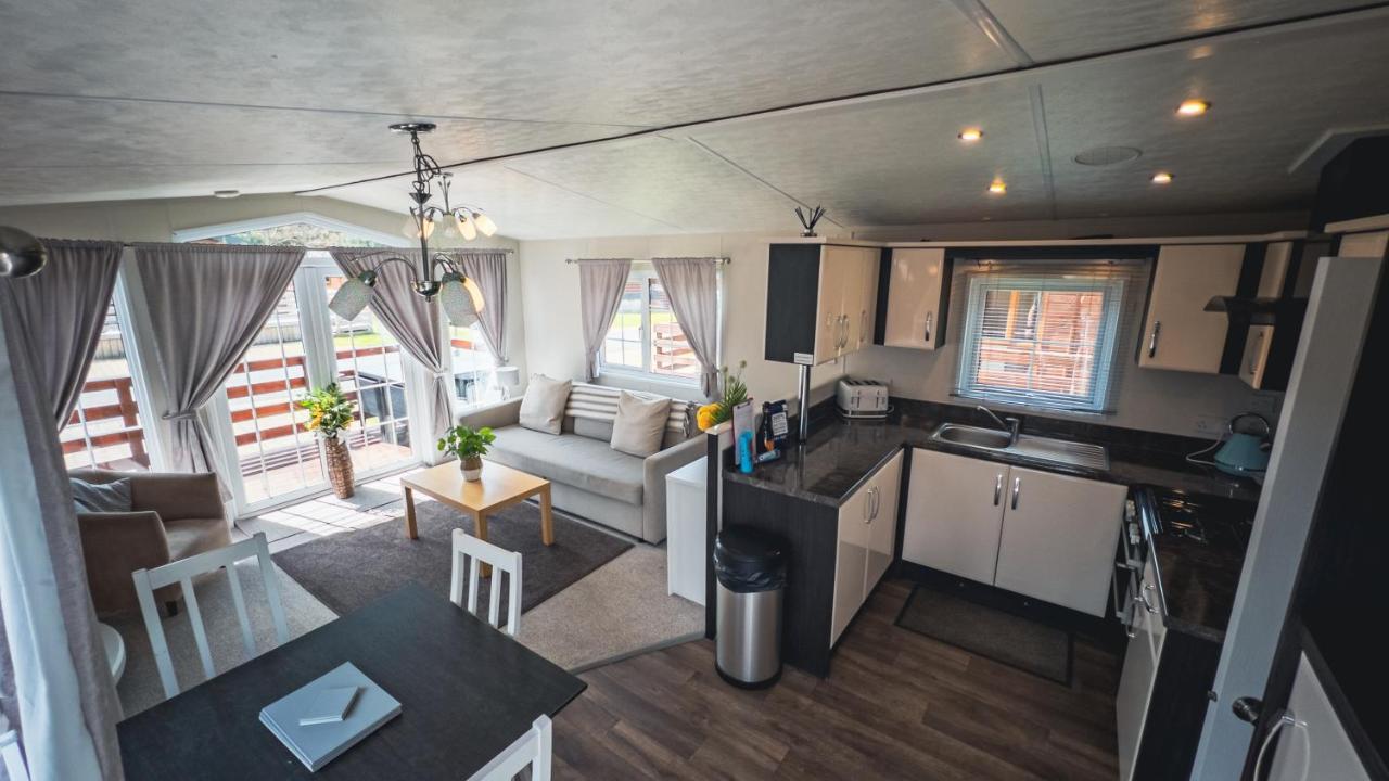 Angie'S Haven, Superb 2 Bedroom Lodge With Hot Tub - Sleeps 6 - Felmoor Park Morpeth Exterior photo