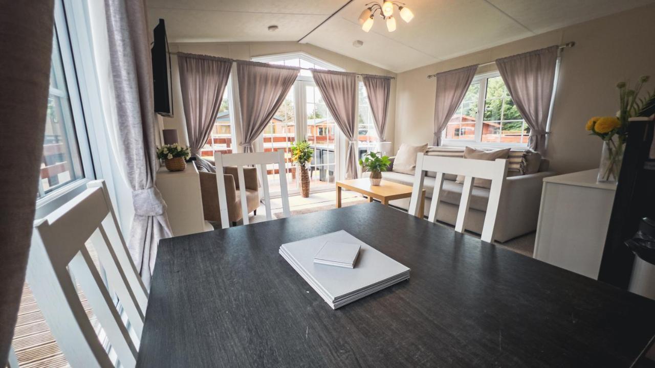 Angie'S Haven, Superb 2 Bedroom Lodge With Hot Tub - Sleeps 6 - Felmoor Park Morpeth Exterior photo