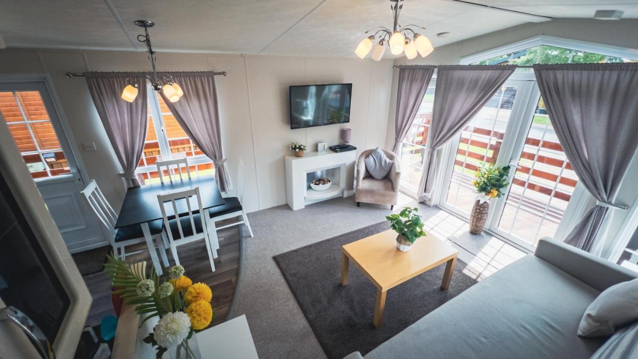 Angie'S Haven, Superb 2 Bedroom Lodge With Hot Tub - Sleeps 6 - Felmoor Park Morpeth Exterior photo