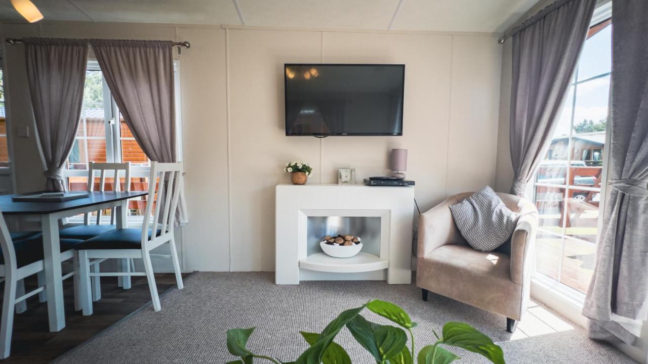 Angie'S Haven, Superb 2 Bedroom Lodge With Hot Tub - Sleeps 6 - Felmoor Park Morpeth Exterior photo