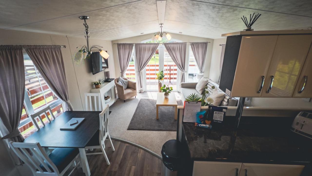 Angie'S Haven, Superb 2 Bedroom Lodge With Hot Tub - Sleeps 6 - Felmoor Park Morpeth Exterior photo